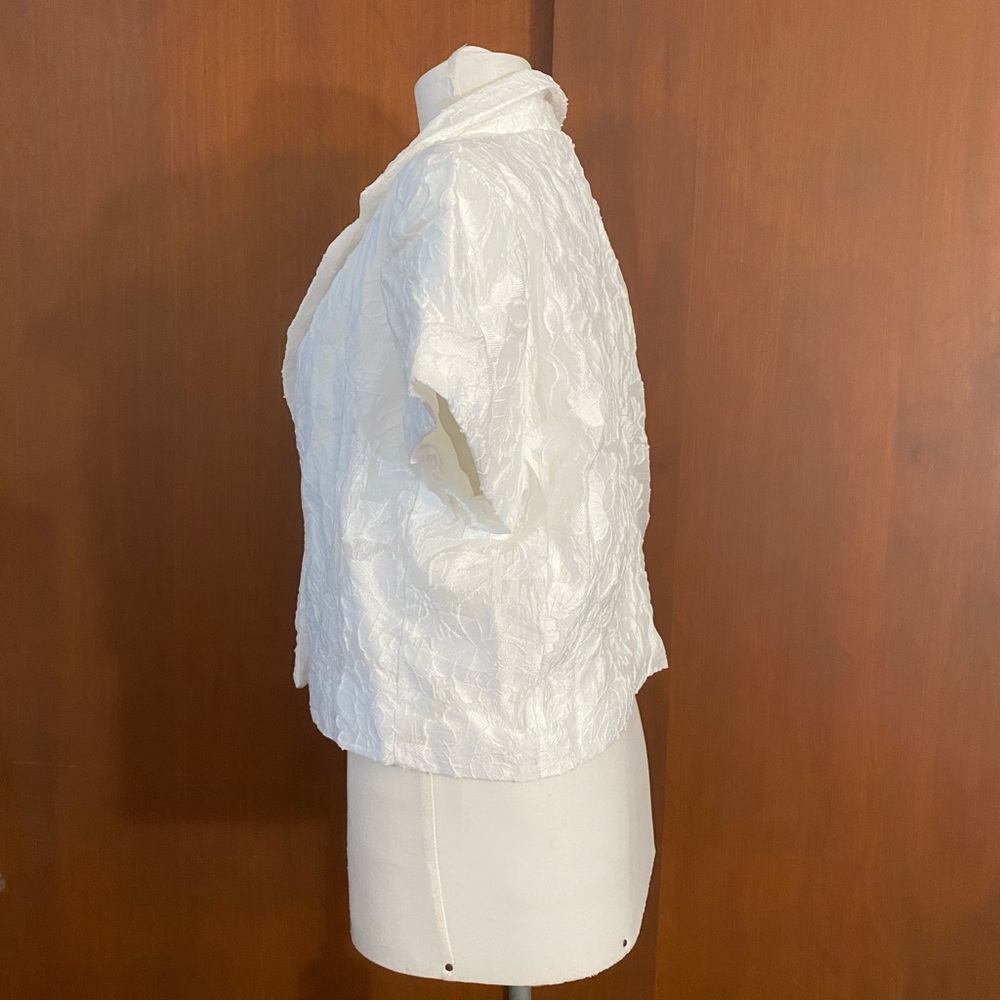 NWT Lulu’s white lace cropped blazer - Picture 5 of 5